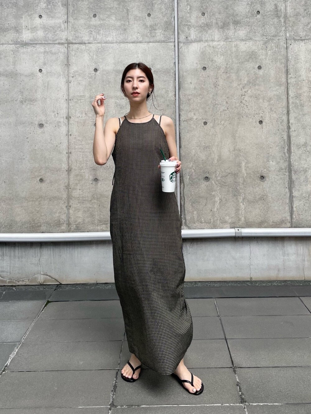 ベージュ系のワンピース、ホワイト系のキャミソールを着用したレディースの夏コーディネートの2枚目の写真