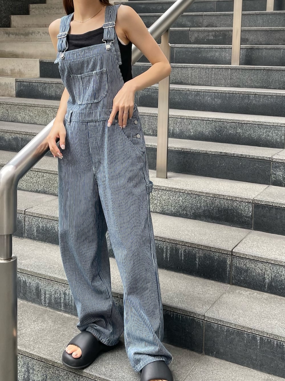 ブラック系のタンクトップ、その他のサロペット/オーバーオールを着用したレディースの夏コーディネートの2枚目の写真