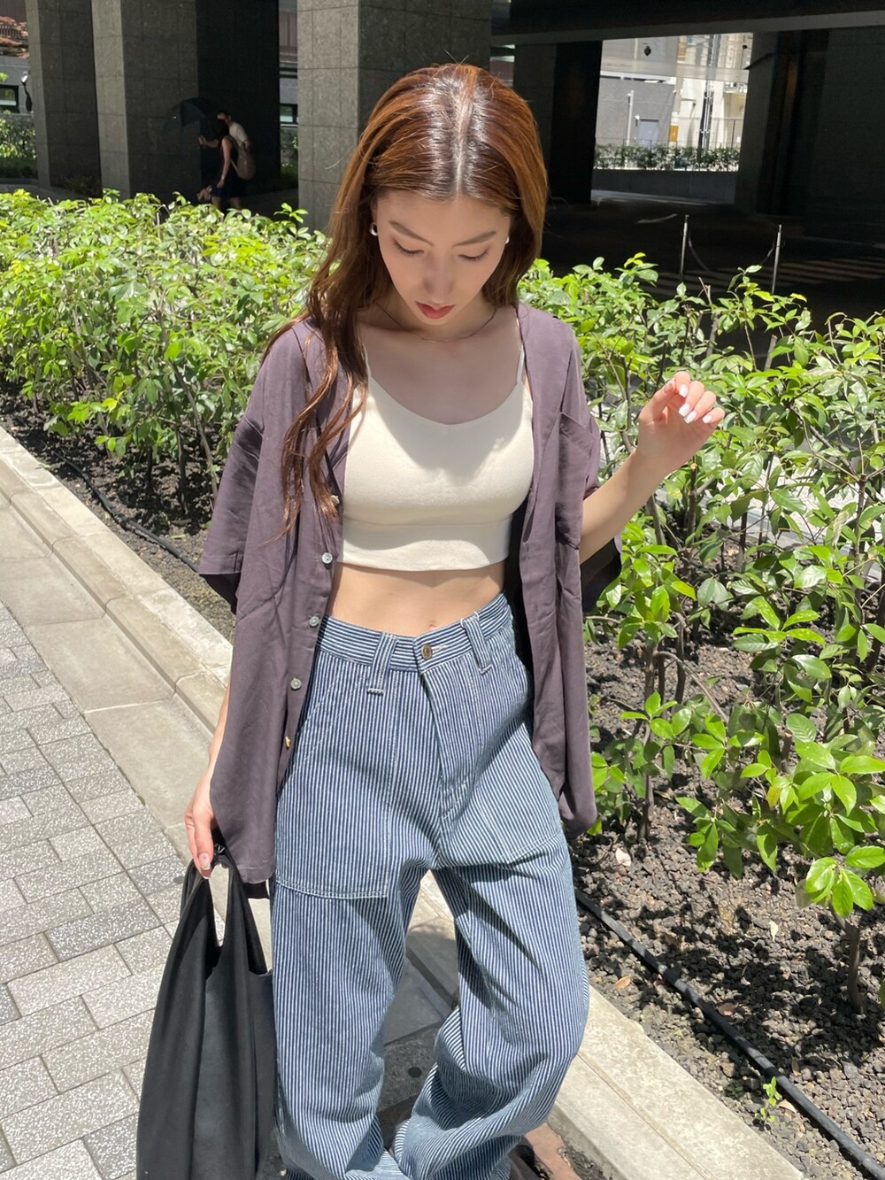 その他のデニムパンツ、グレー系のシャツ/ブラウス、ホワイト系のキャミソールを着用したレディースの春コーディネートの5枚目の写真