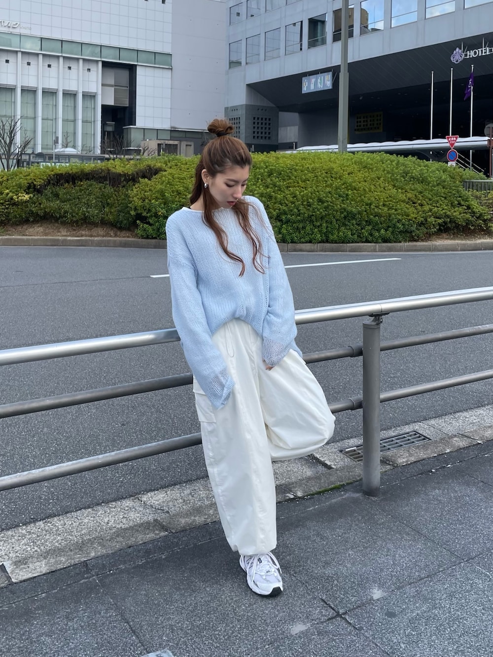 ブルー系のニット/セーター、ホワイト系のTシャツ/カットソー、ホワイト系のカーゴパンツを着用したレディースの冬コーディネートの3枚目の写真