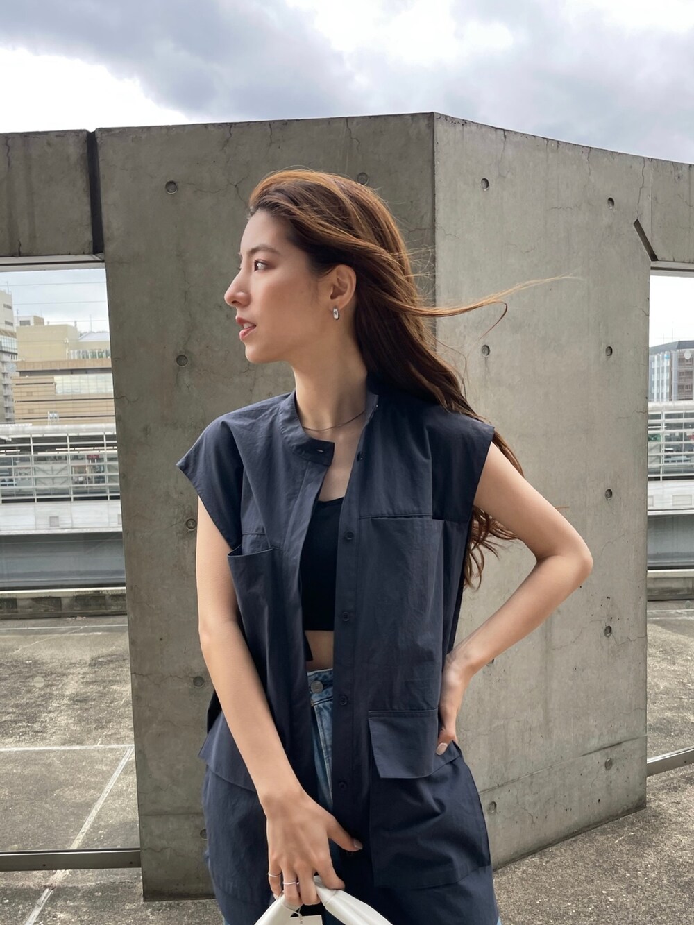 ブルー系のシャツ/ブラウス、ブラック系のキャミソール、ブルー系のデニムパンツを着用したレディースの夏コーディネートの5枚目の写真