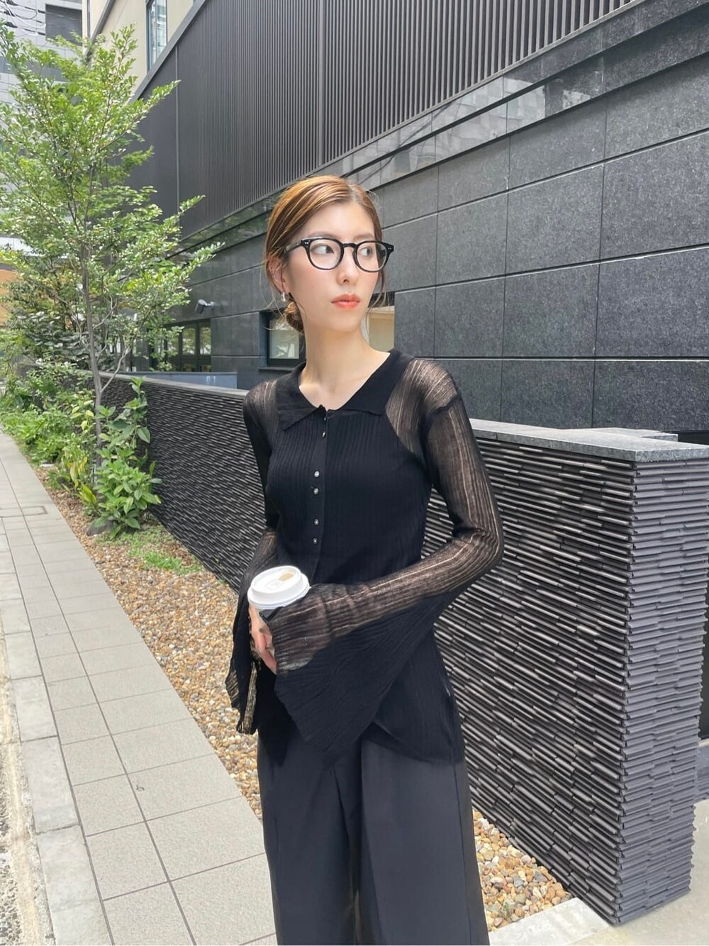 グレー系のスラックス、ブラック系のカーディガン/ボレロを着用したレディースの夏コーディネートの4枚目の写真