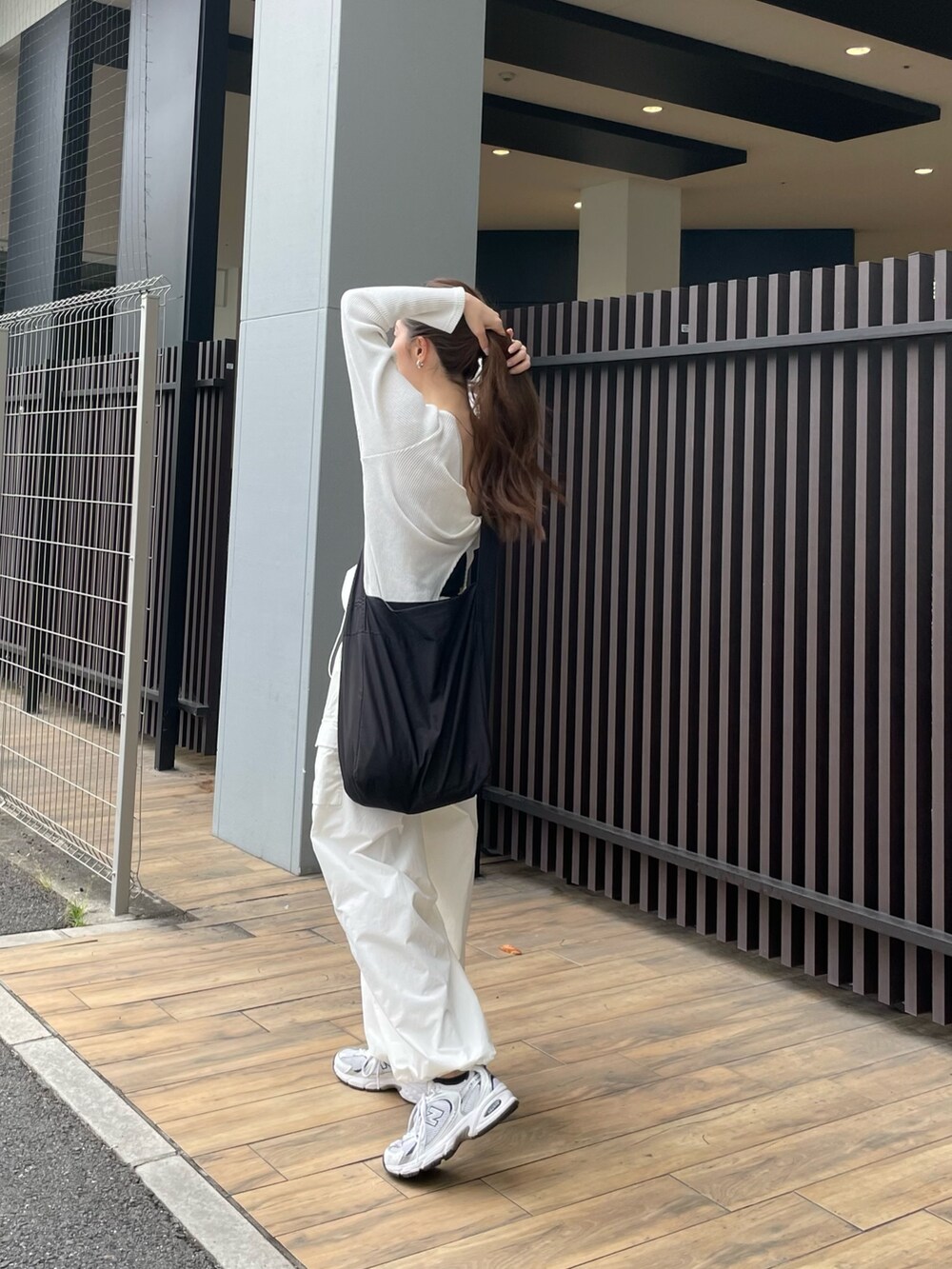 ホワイト系のカーゴパンツを着用したレディースの春コーディネートの3枚目の写真