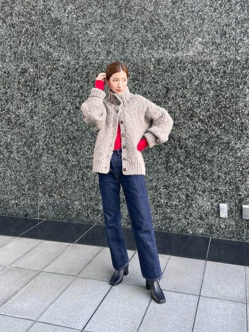 ブルー系のデニムパンツ、ブルー系のデニムパンツ、ブラウン系のカーディガン/ボレロを着用したレディースの秋コーディネートの4枚目の写真