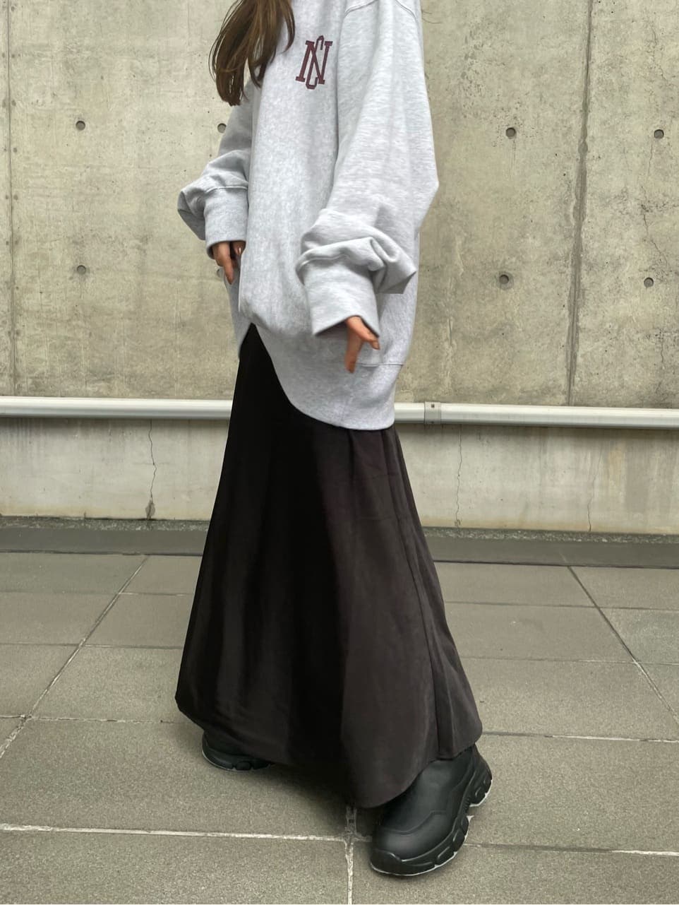 ブラック系のスカート、グレー系のスウェット、グレー系のニットキャップ/ビーニーを着用したレディースの秋コーディネートの7枚目の写真