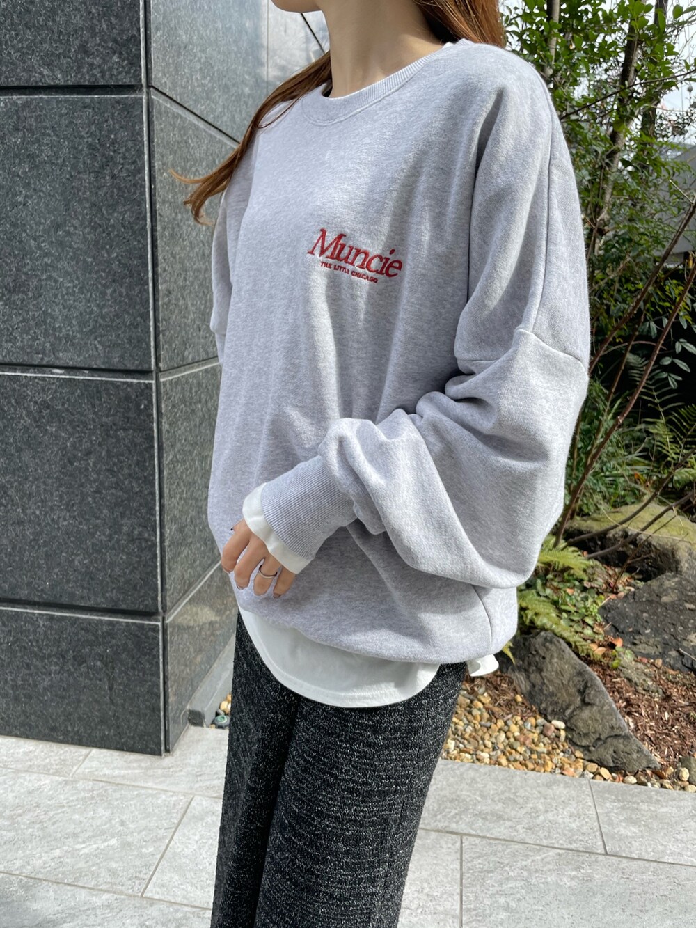 グレー系のスウェット、ホワイト系のTシャツ/カットソー、グレー系のスカートを着用したレディースの冬コーディネートの5枚目の写真