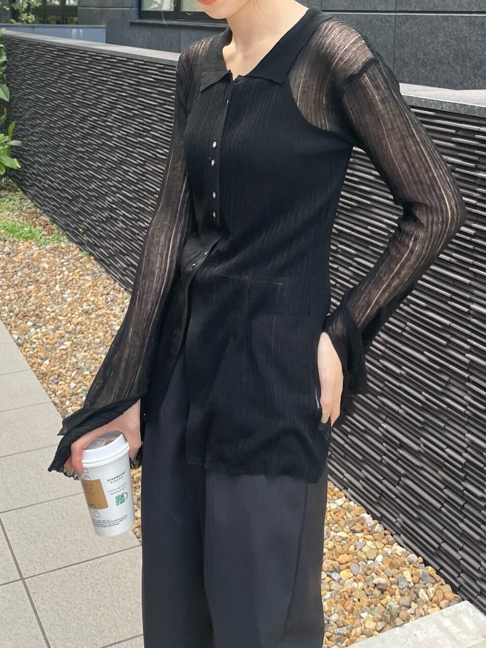 グレー系のスラックス、ブラック系のカーディガン/ボレロを着用したレディースの夏コーディネートの5枚目の写真