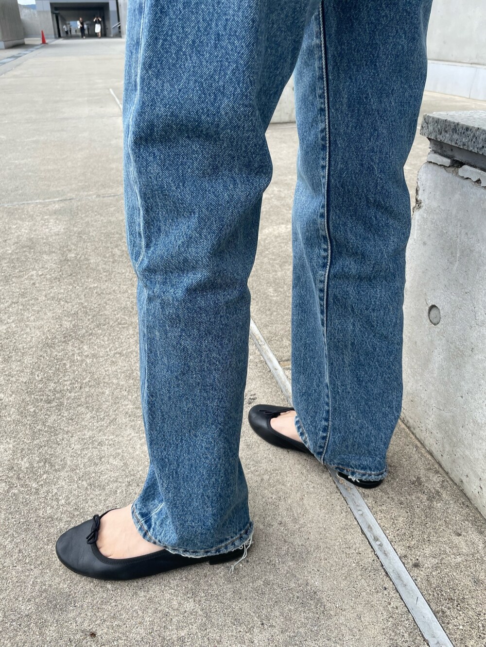 ホワイト系のシャツ/ブラウス、ブルー系のデニムパンツを着用したレディースの夏コーディネートの6枚目の写真