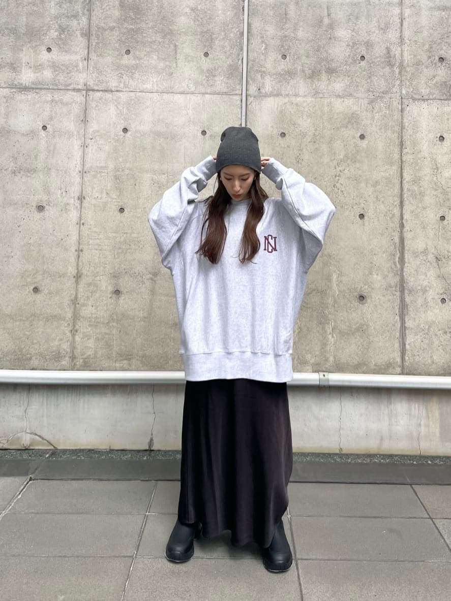 ブラック系のスカート、グレー系のスウェット、グレー系のニットキャップ/ビーニーを着用したレディースの秋コーディネートの5枚目の写真