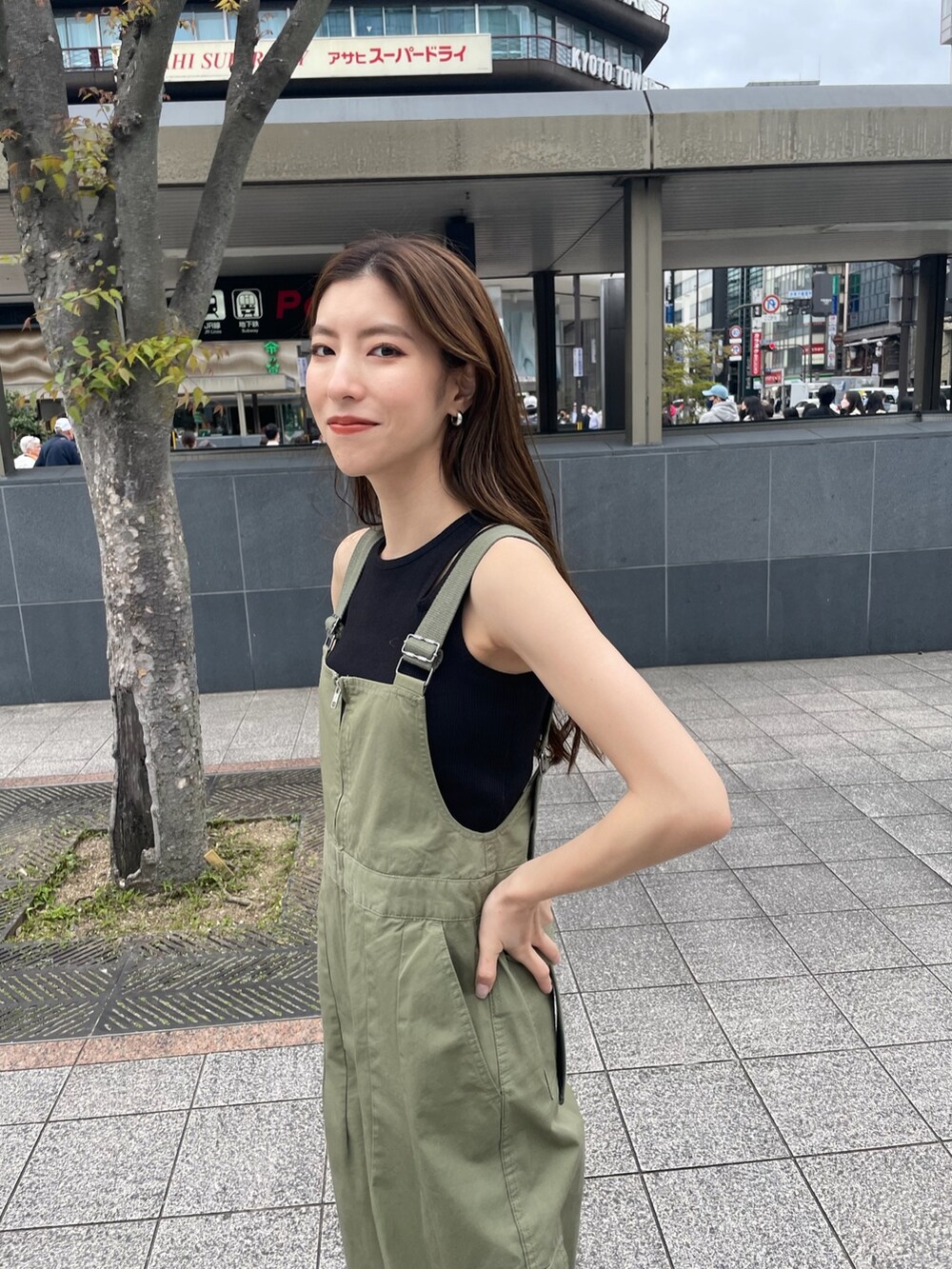 ブラック系のタンクトップ、ホワイト系のスニーカーを着用したレディースの春コーディネートの2枚目の写真