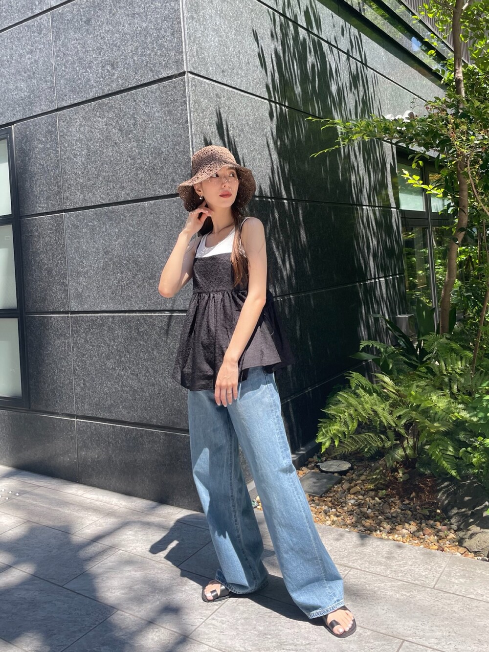 ブラック系のシャツ/ブラウス、ホワイト系のタンクトップ、ブルー系のデニムパンツを着用したレディースの春コーディネートの3枚目の写真