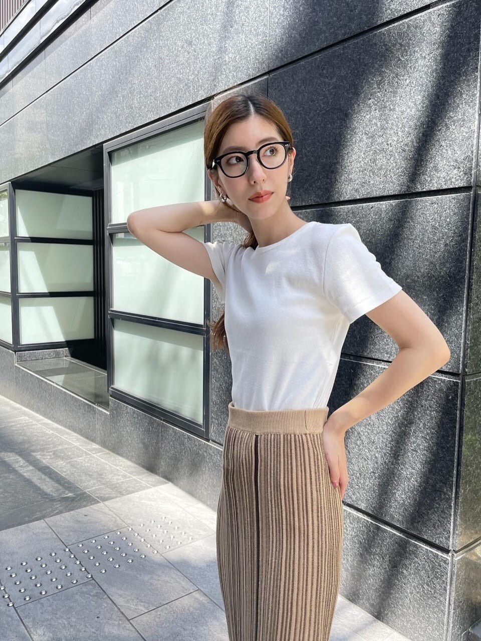 ホワイト系のTシャツ/カットソー、ベージュ系のスカートを着用したレディースの夏コーディネートの3枚目の写真