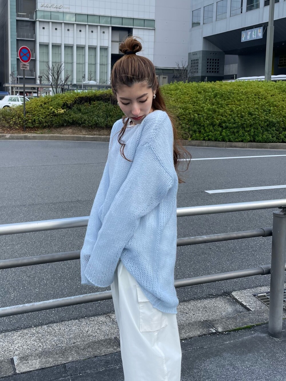 ブルー系のニット/セーター、ホワイト系のTシャツ/カットソー、ホワイト系のカーゴパンツを着用したレディースの冬コーディネートの5枚目の写真