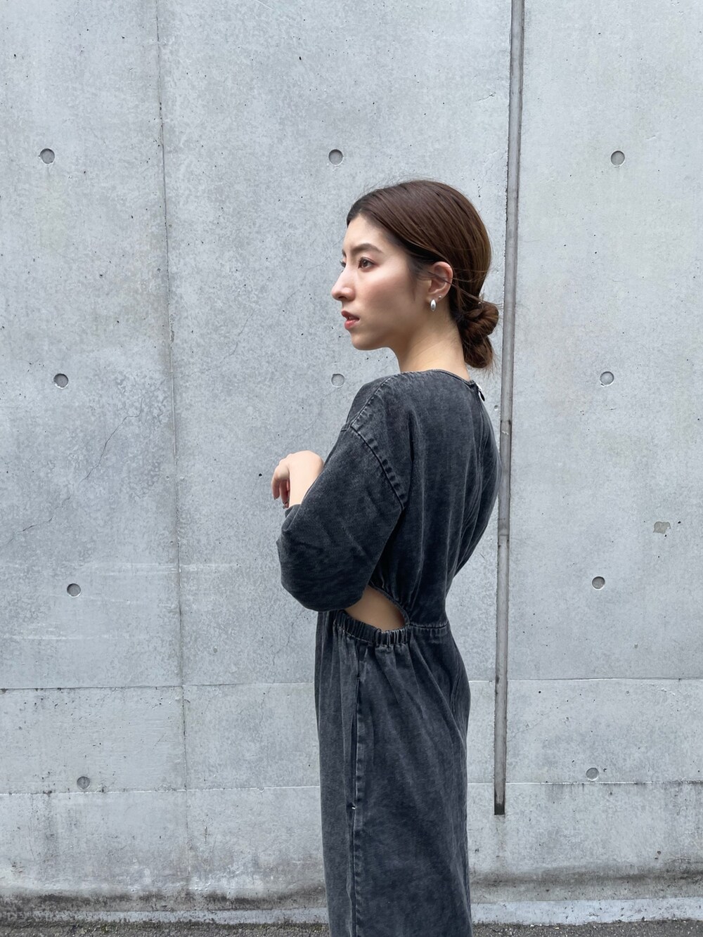 ブラック系のパンプス、ブラック系のワンピースを着用したレディースの夏コーディネートの2枚目の写真