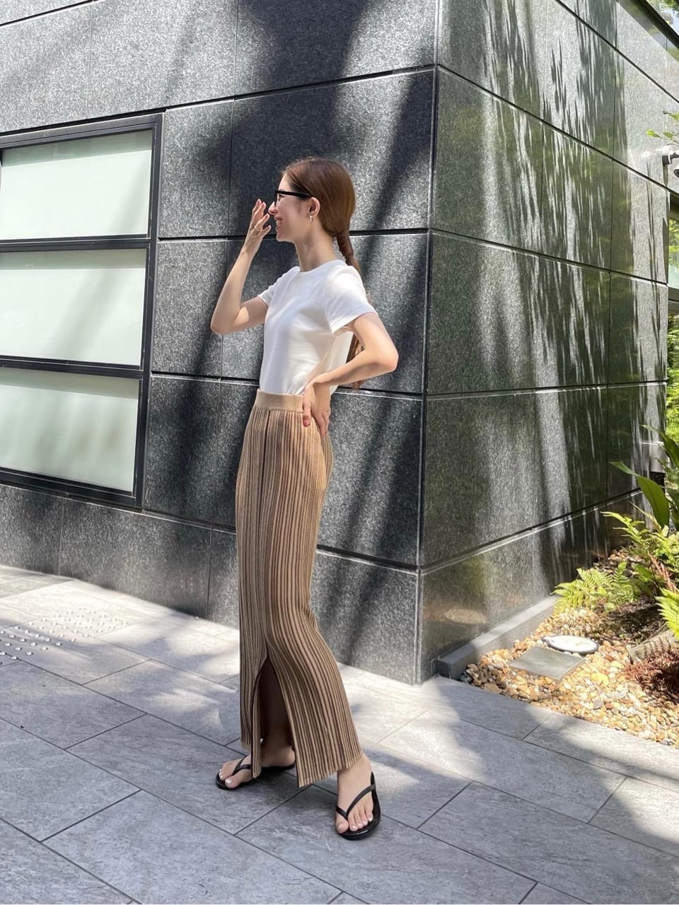 ホワイト系のTシャツ/カットソー、ベージュ系のスカートを着用したレディースの夏コーディネートの2枚目の写真