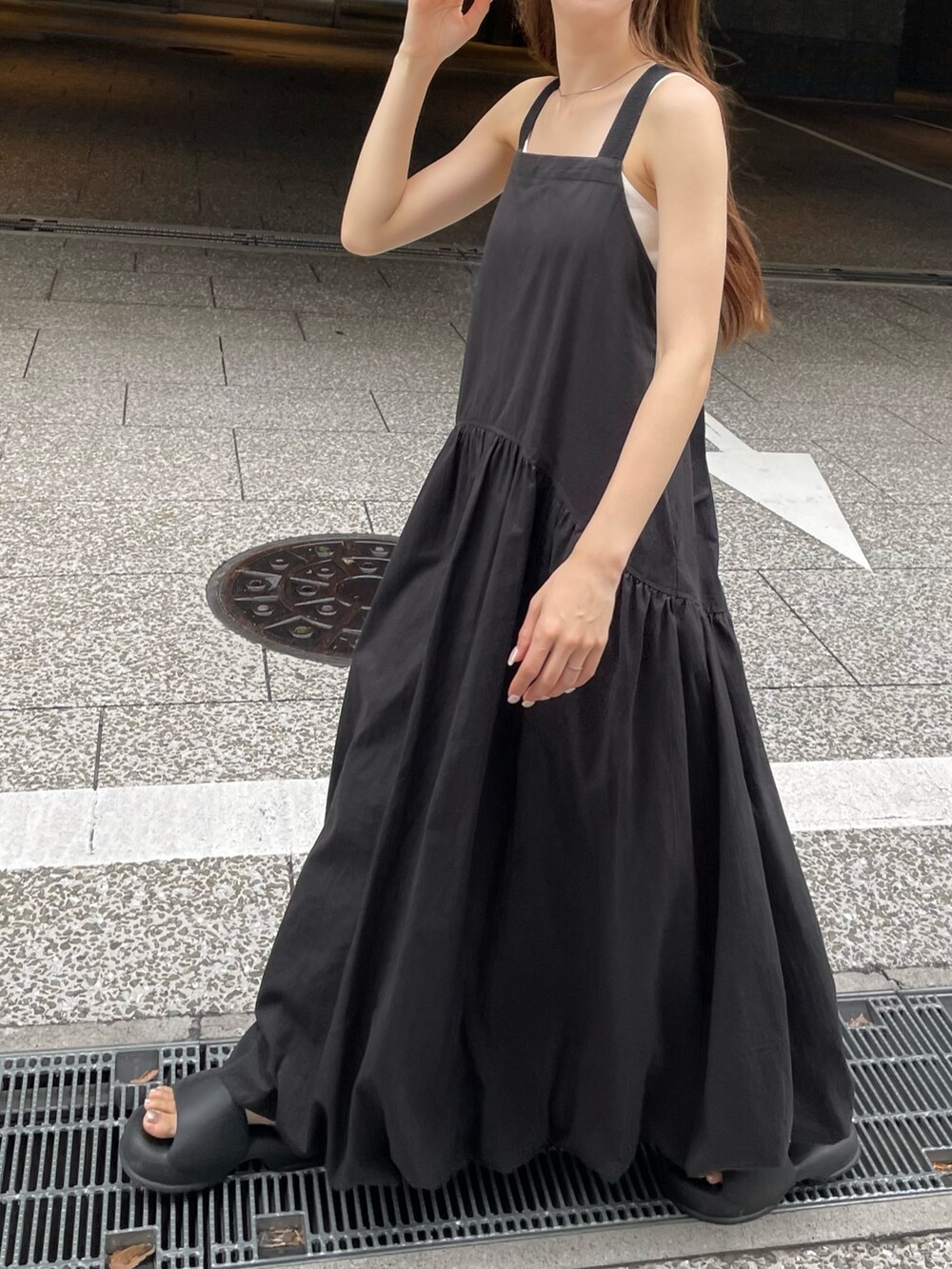 ブラック系のワンピース、ホワイト系のキャミソールを着用したレディースの夏コーディネートの3枚目の写真