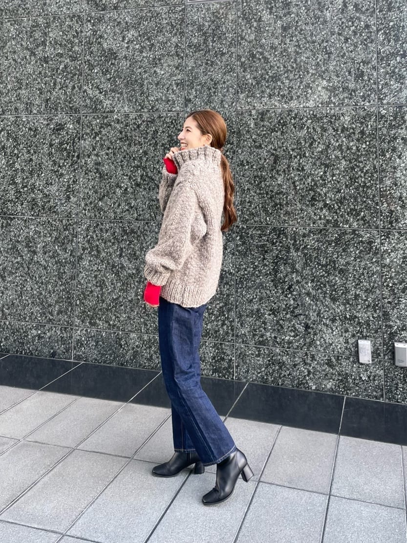 ブルー系のデニムパンツ、ブルー系のデニムパンツ、ブラウン系のカーディガン/ボレロを着用したレディースの秋コーディネートの5枚目の写真