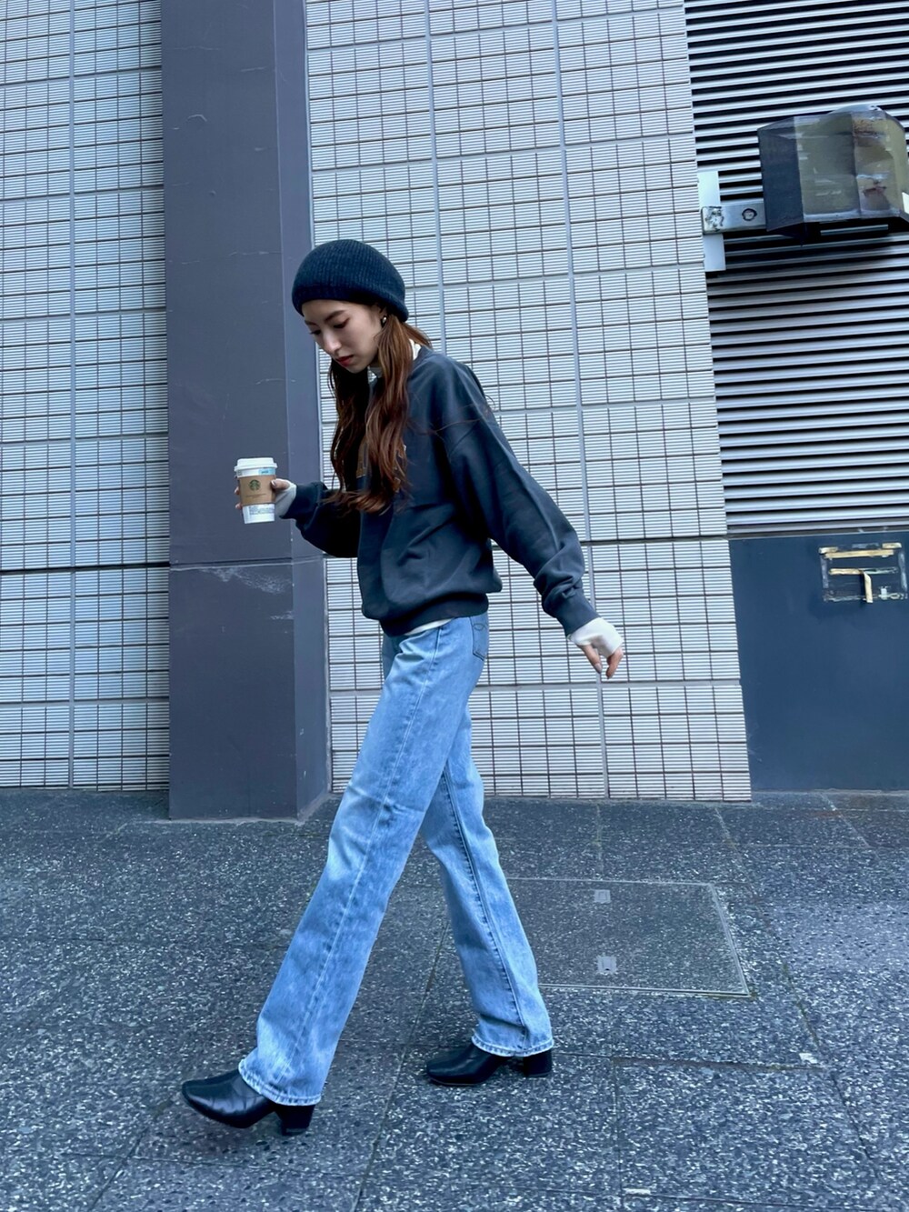 グレー系のTシャツ/カットソー、ホワイト系のTシャツ/カットソー、ブルー系のデニムパンツを着用したレディースの冬コーディネートの2枚目の写真