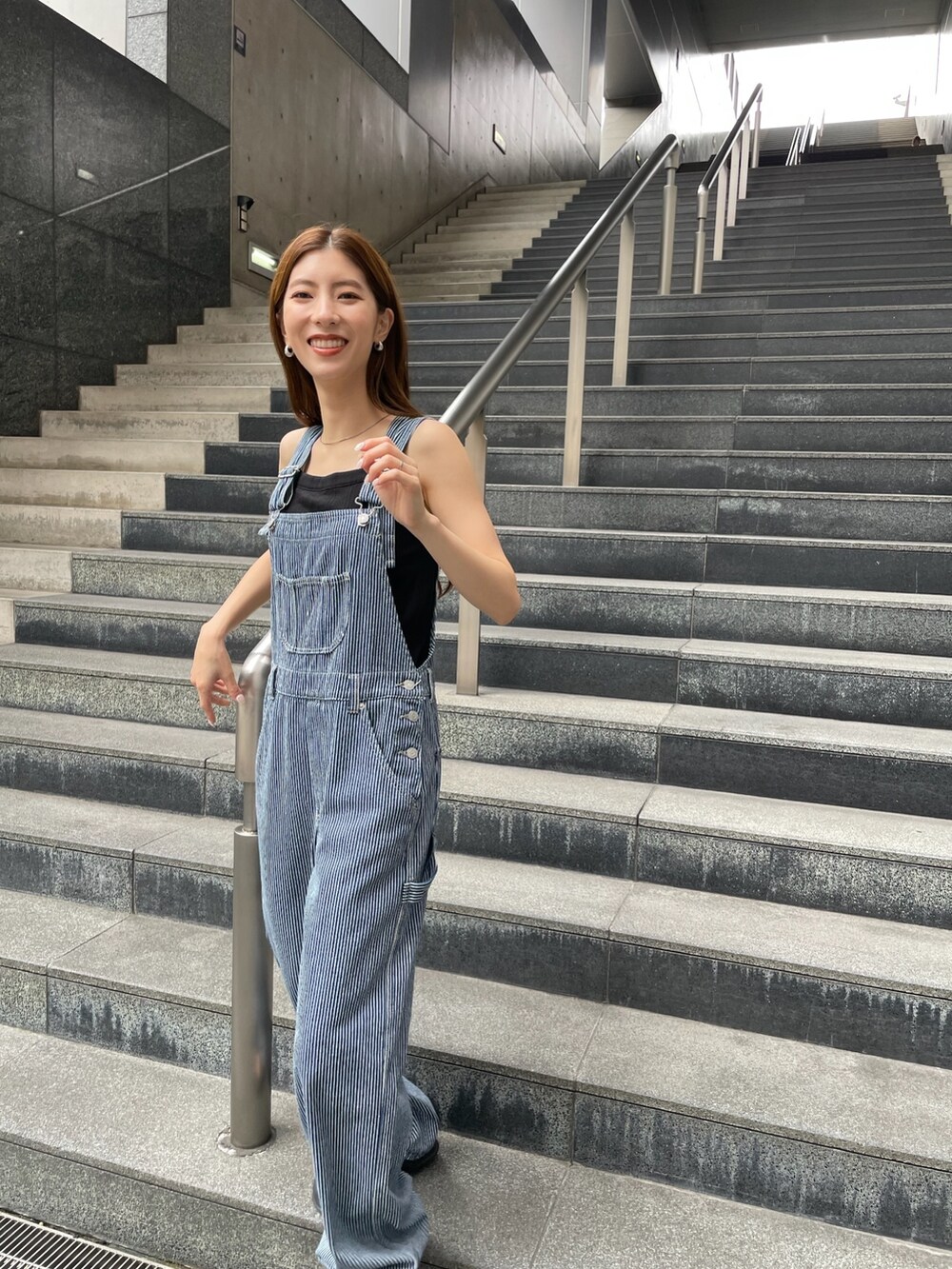 ブラック系のタンクトップ、その他のサロペット/オーバーオールを着用したレディースの夏コーディネートの4枚目の写真