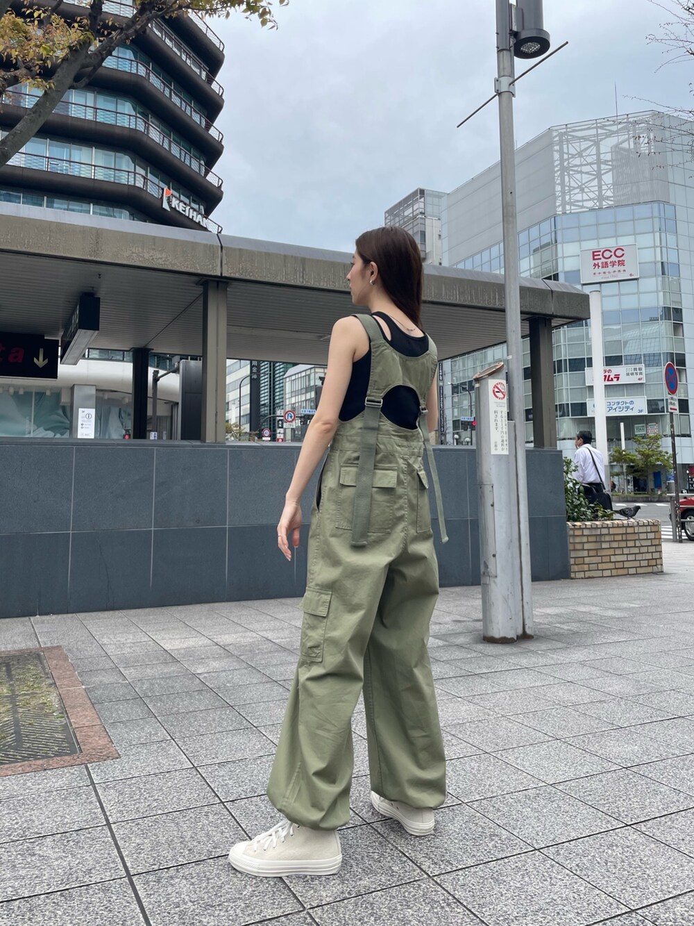 ブラック系のタンクトップ、ホワイト系のスニーカーを着用したレディースの春コーディネートの5枚目の写真