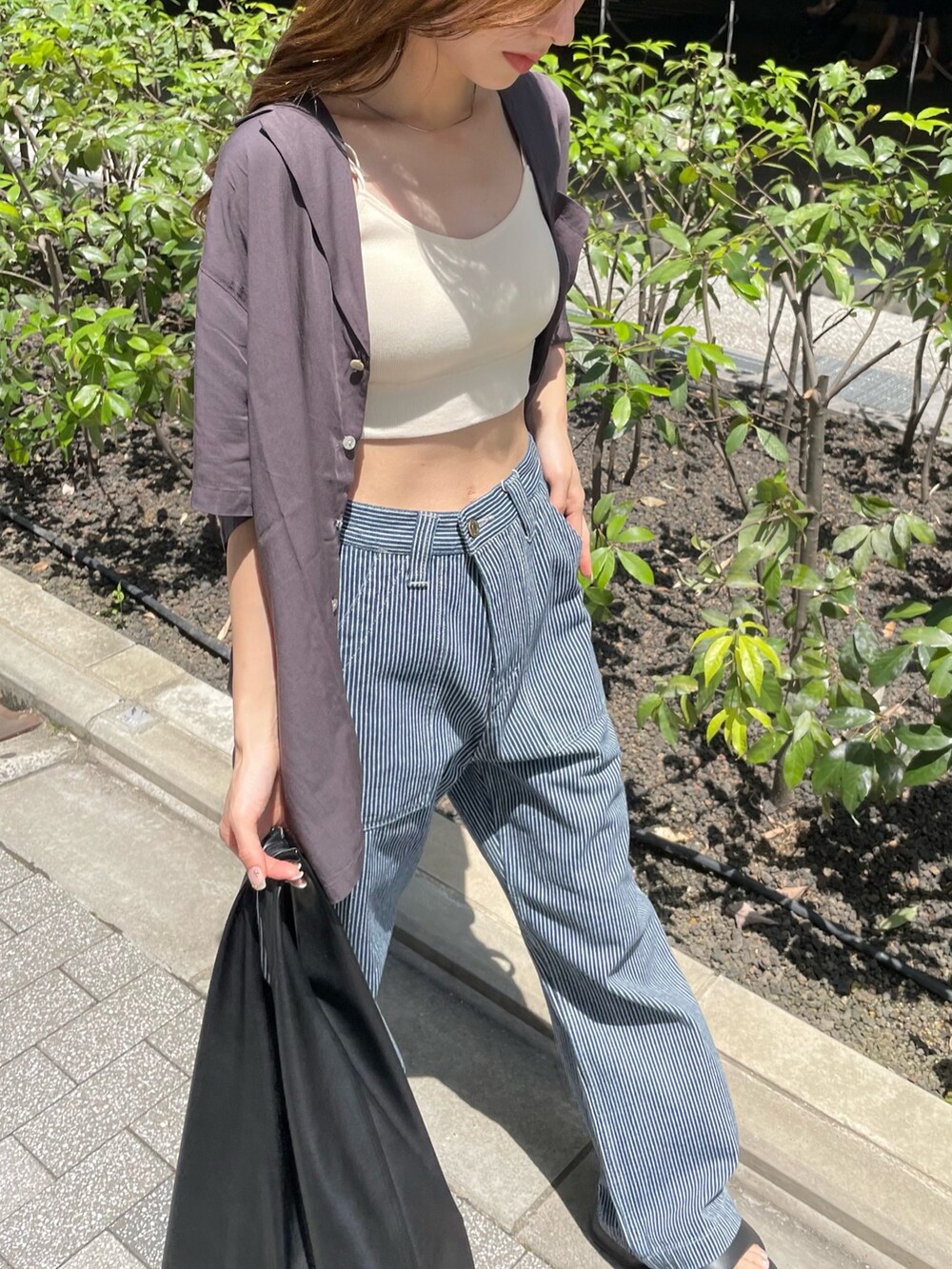 その他のデニムパンツ、グレー系のシャツ/ブラウス、ホワイト系のキャミソールを着用したレディースの春コーディネートの3枚目の写真