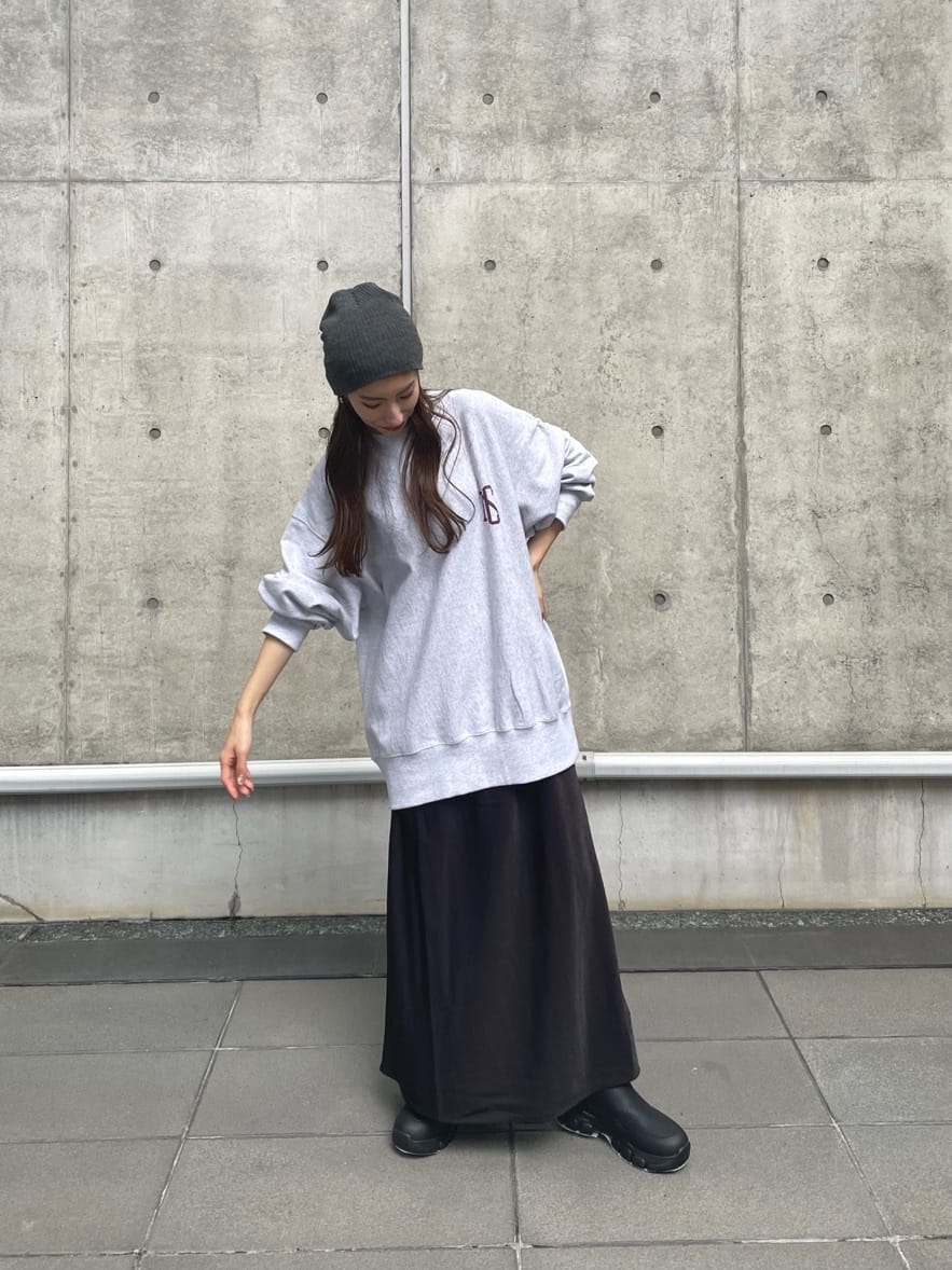 ブラック系のスカート、グレー系のスウェット、グレー系のニットキャップ/ビーニーを着用したレディースの秋コーディネートの3枚目の写真