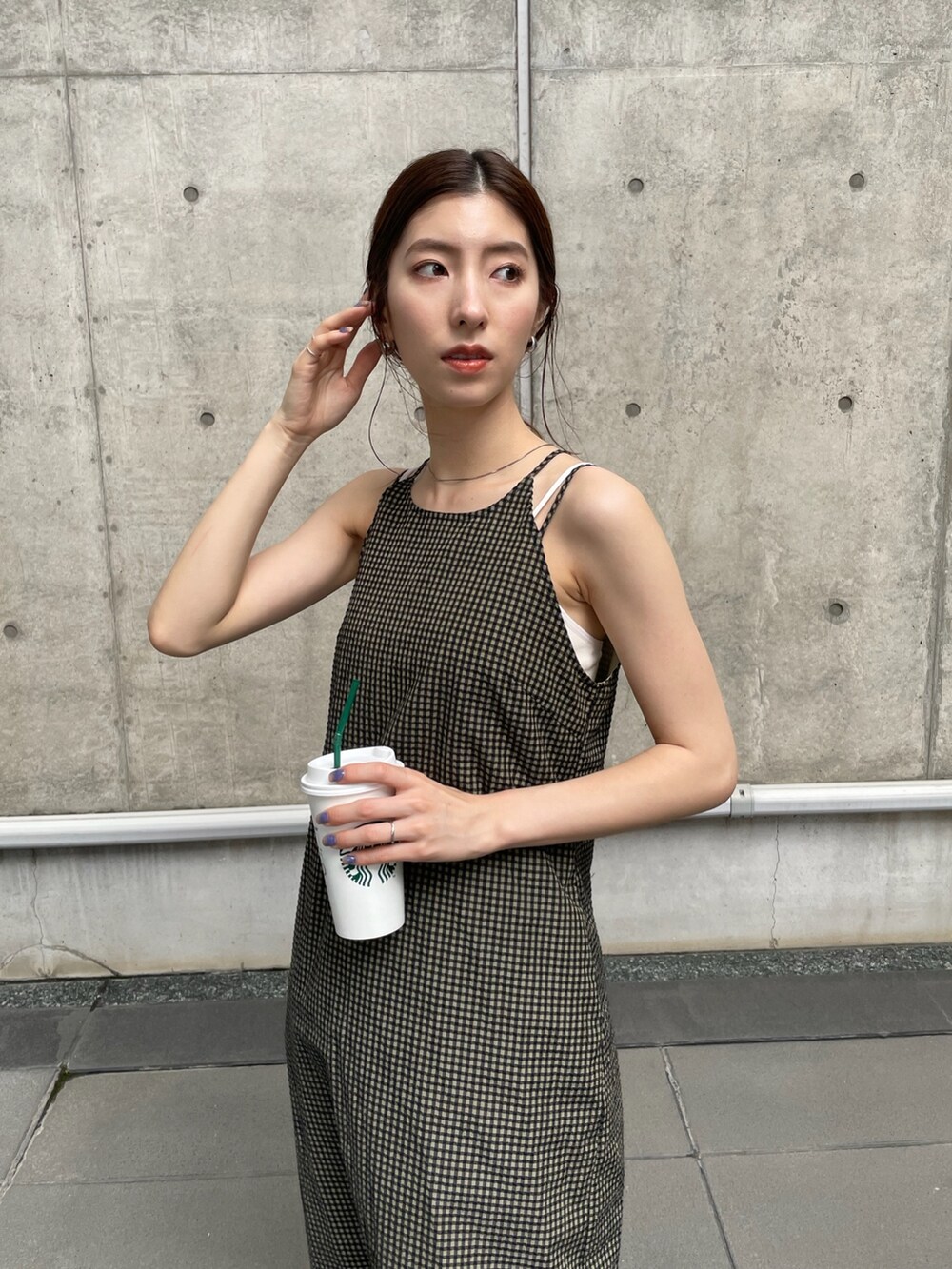 ベージュ系のワンピース、ホワイト系のキャミソールを着用したレディースの夏コーディネートの6枚目の写真