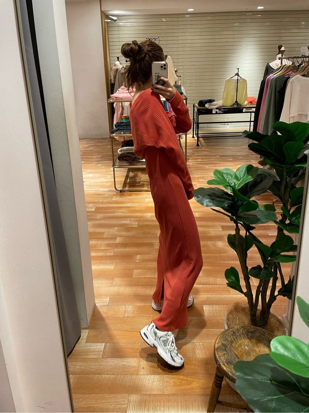 オレンジ系のワンピースを着用したレディースの秋コーディネートの2枚目の写真