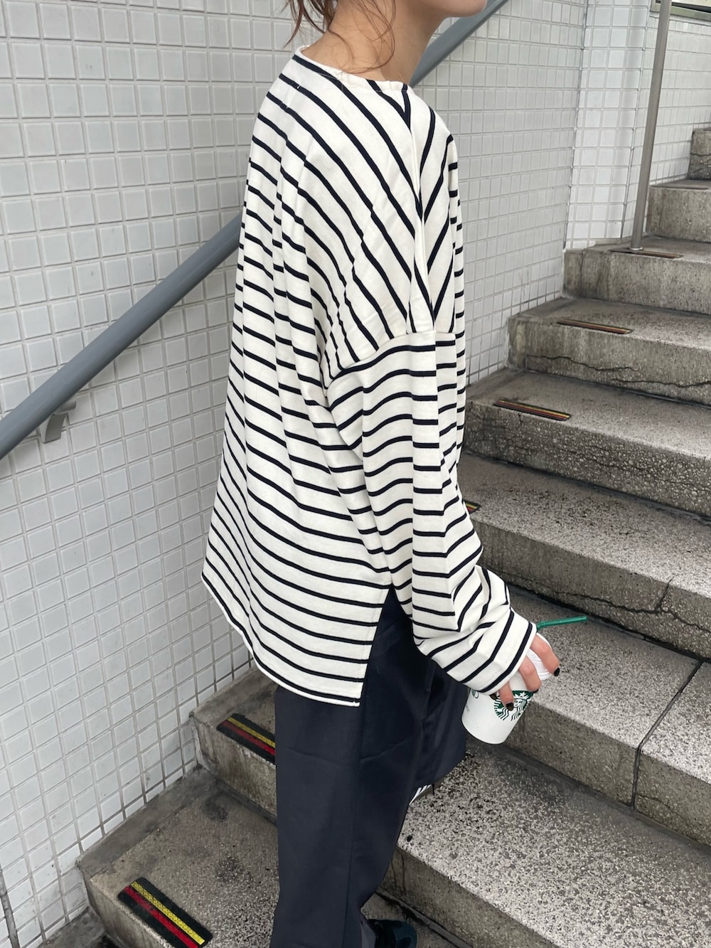 グレー系のその他パンツを着用したレディースの秋コーディネートの3枚目の写真