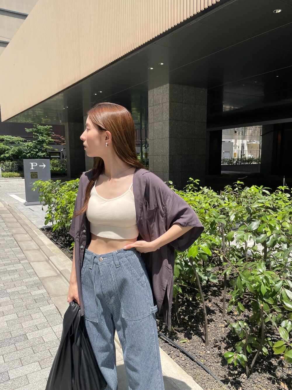 その他のデニムパンツ、グレー系のシャツ/ブラウス、ホワイト系のキャミソールを着用したレディースの春コーディネートの4枚目の写真