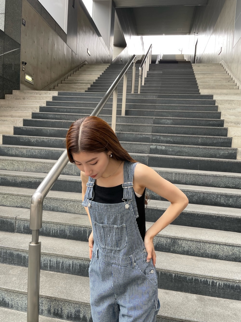 ブラック系のタンクトップ、その他のサロペット/オーバーオールを着用したレディースの夏コーディネートの3枚目の写真