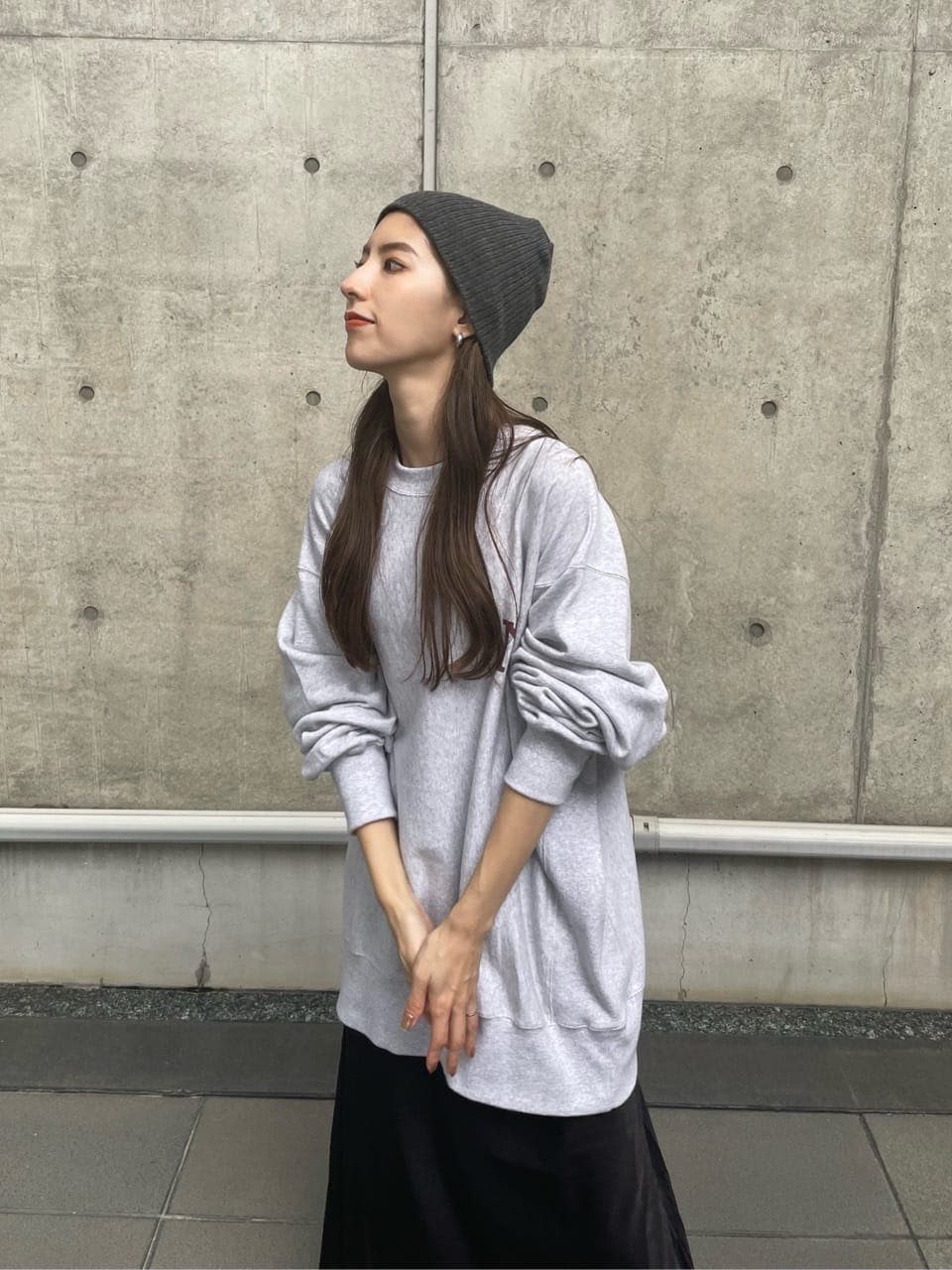 ブラック系のスカート、グレー系のスウェット、グレー系のニットキャップ/ビーニーを着用したレディースの秋コーディネートの2枚目の写真