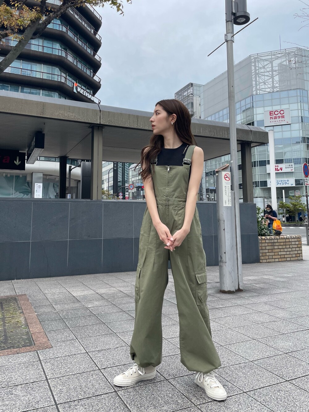 ブラック系のタンクトップ、ホワイト系のスニーカーを着用したレディースの春コーディネートの4枚目の写真