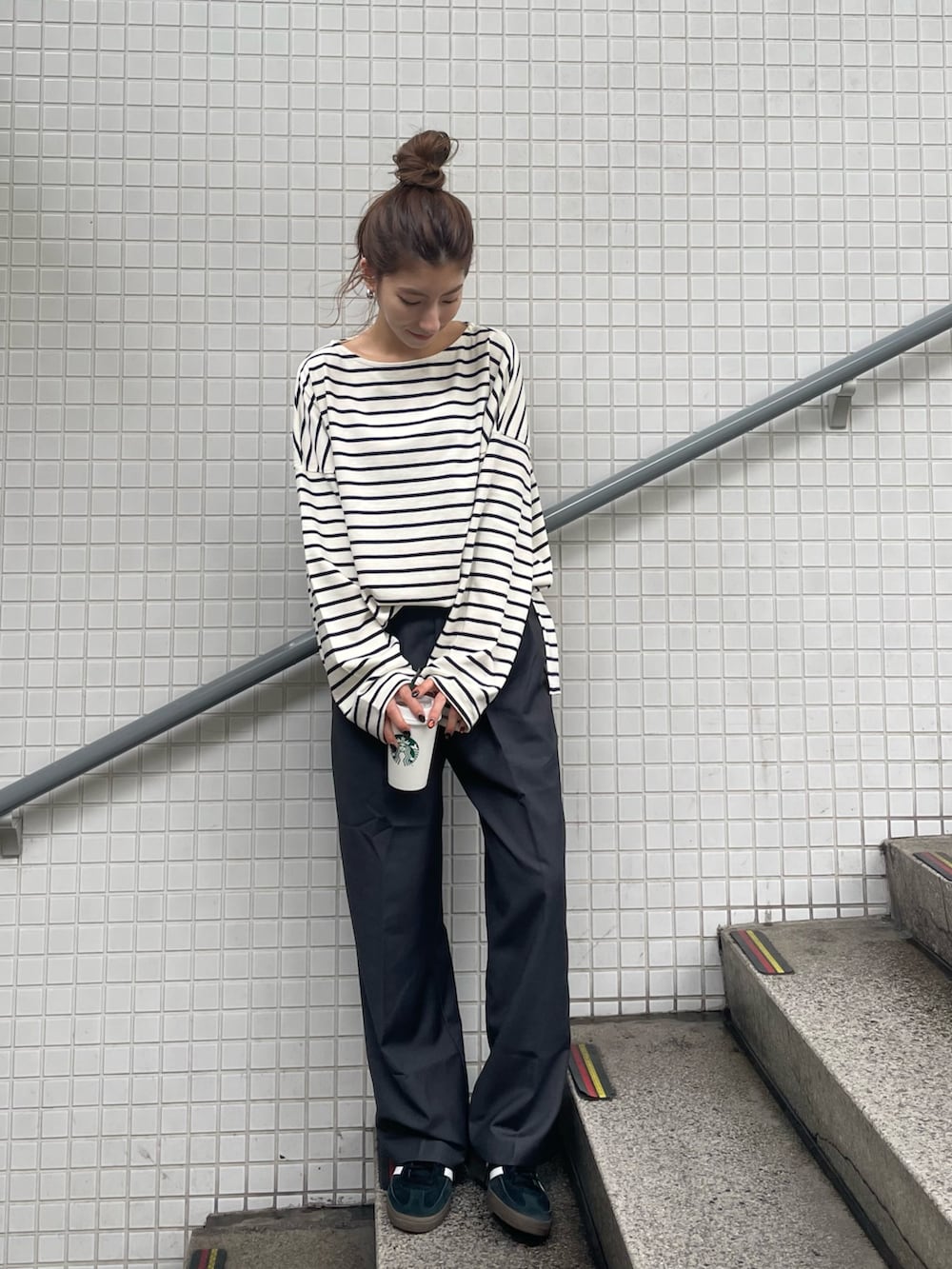 グレー系のその他パンツを着用したレディースの秋コーディネートの2枚目の写真