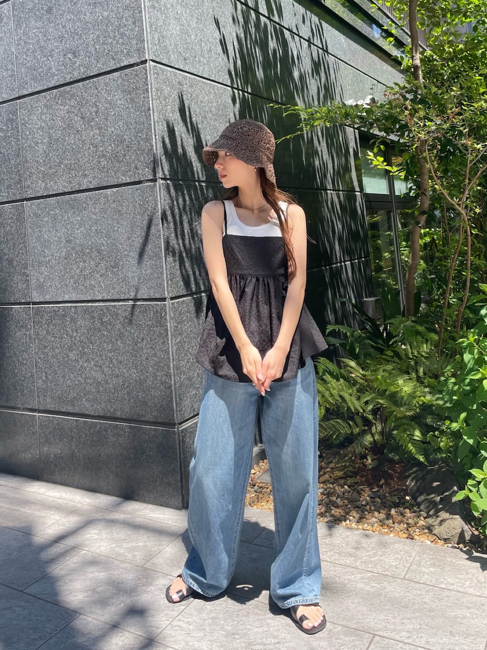 ブラック系のシャツ/ブラウス、ホワイト系のタンクトップ、ブルー系のデニムパンツを着用したレディースの春コーディネートの2枚目の写真