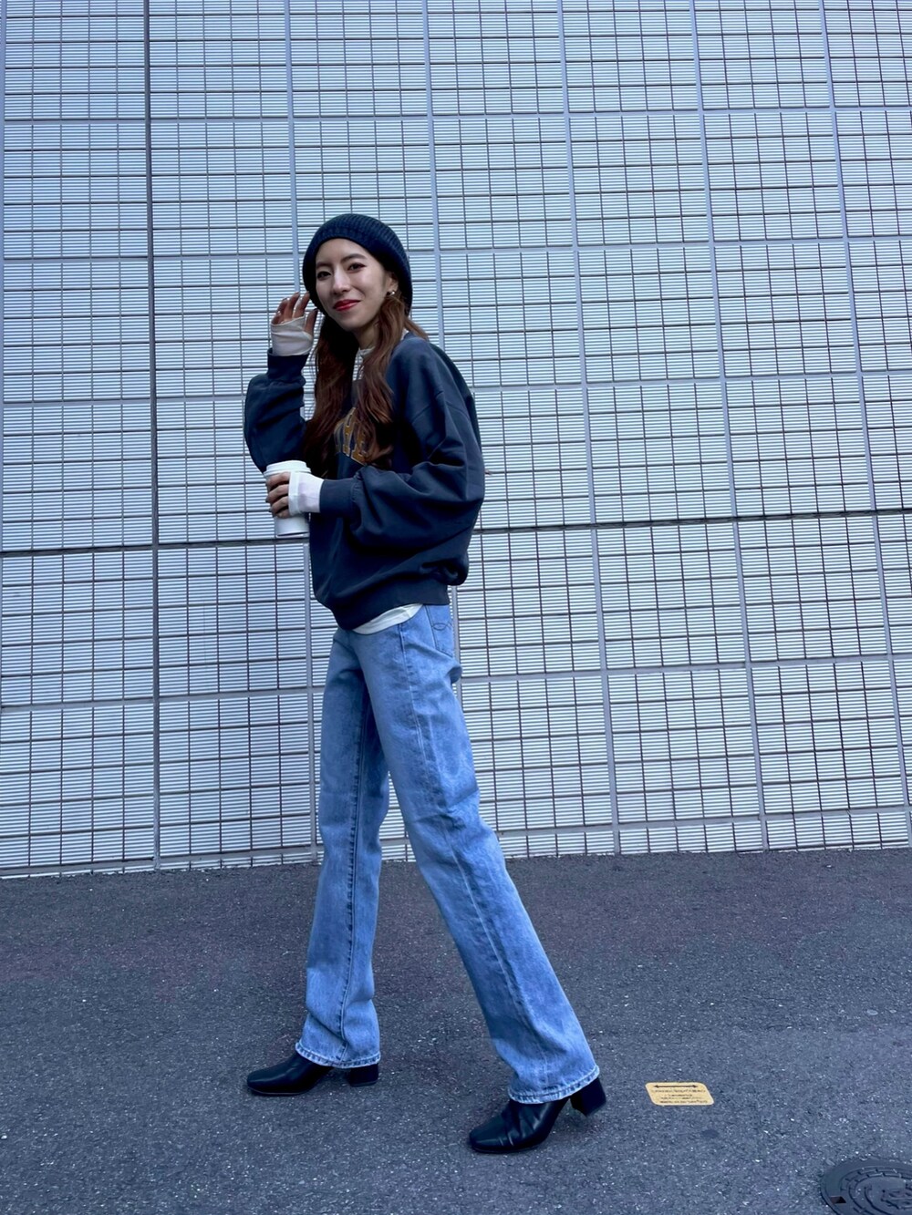 グレー系のTシャツ/カットソー、ホワイト系のTシャツ/カットソー、ブルー系のデニムパンツを着用したレディースの冬コーディネートの5枚目の写真