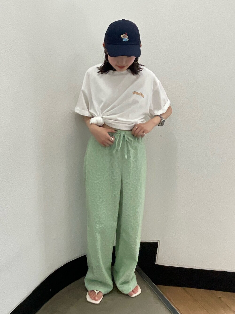 ホワイト系のTシャツ/カットソー、ホワイト系のサンダル、グリーン系のその他パンツを着用したレディースの夏コーディネートの3枚目の写真