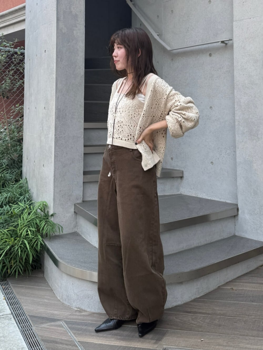 ブラウン系のデニムパンツ、ブラック系のその他シューズを着用したレディースの夏コーディネートの3枚目の写真