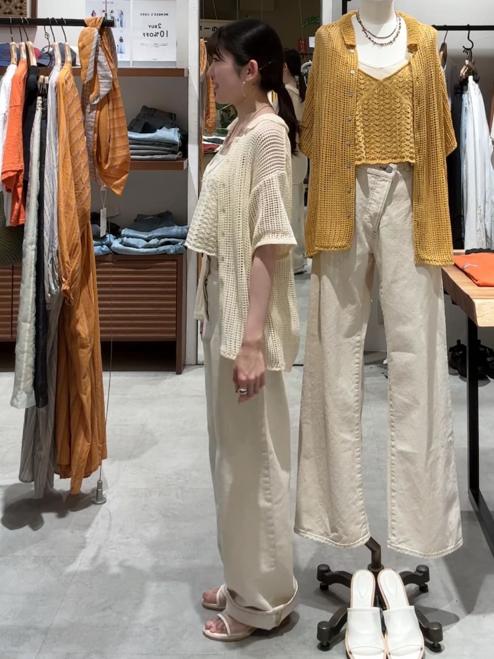 「デニム、デニムパンツ、デニムコーデ、カーデ、カーディガン、カーディガンコーデ、ホワイトコーデ、ホワイトデニム」｜「Ungridの【ルミネ・RC限定】透かし編みキャミレイヤードニットカーデ（カーディガン/ボレロ、ホワイト系）」を使った、多田詩音さん（レディース・152cm）の春コーディネートの5枚目の写真