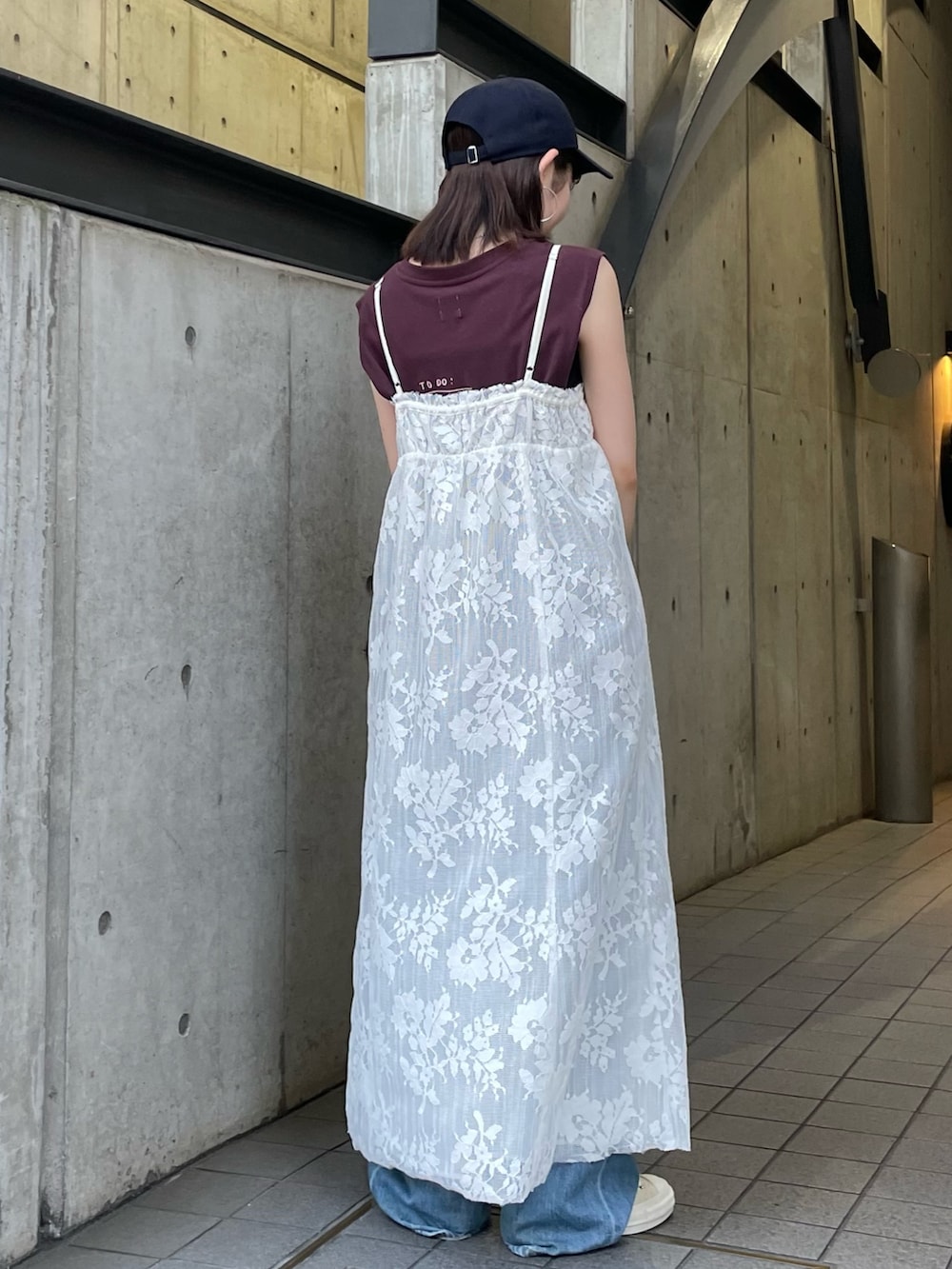 ホワイト系のワンピース、ブルー系のデニムパンツ、ブラウン系のTシャツ/カットソーを着用したレディースの夏コーディネートの5枚目の写真
