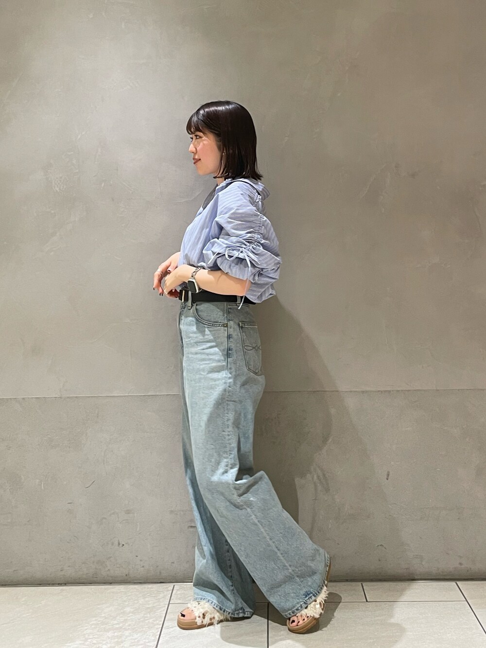 その他のシャツ/ブラウス、ブルー系のデニムパンツ、ホワイト系のサンダルを着用したレディースの春コーディネートの3枚目の写真