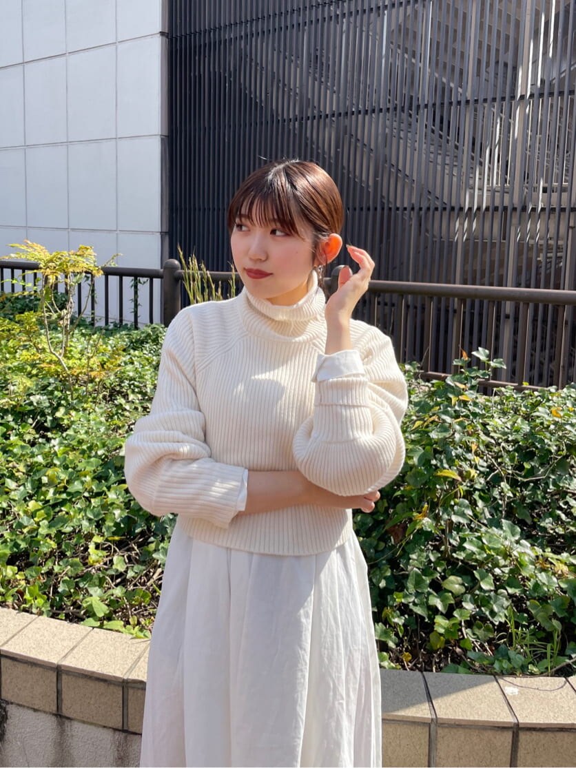 ブラック系のブーツ、ホワイト系のワンピースを着用したレディースの秋コーディネートの2枚目の写真