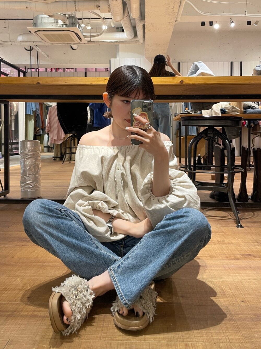 ホワイト系のサンダル、ホワイト系のシャツ/ブラウス、ブルー系のデニムパンツを着用したレディースの春コーディネートの3枚目の写真