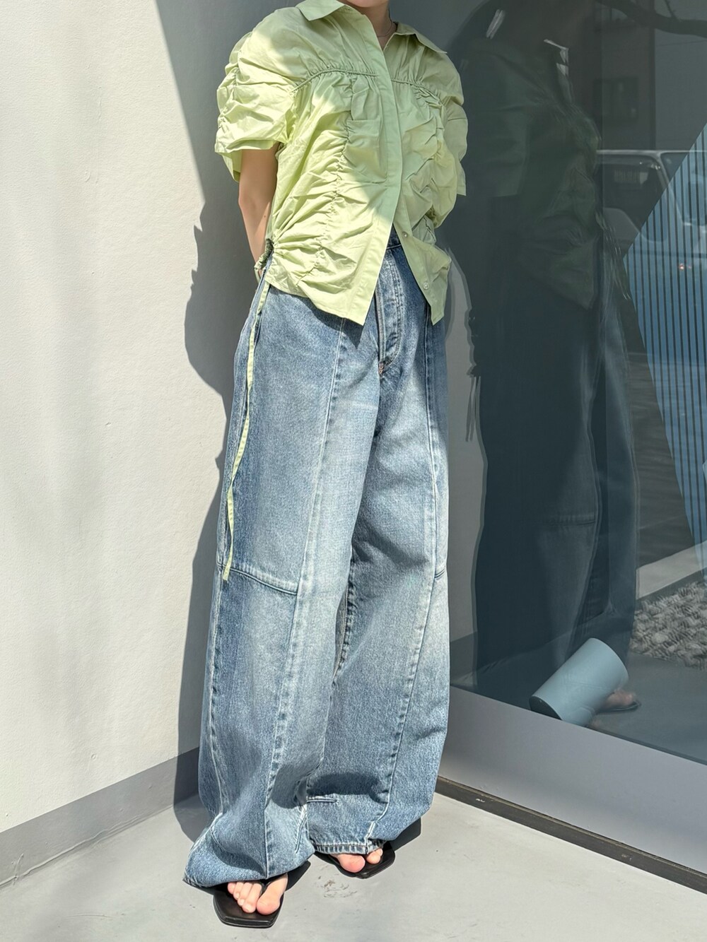 ブラック系のサンダル、ブルー系のデニムパンツ、グリーン系のシャツ/ブラウスを着用したレディースの春コーディネートの6枚目の写真