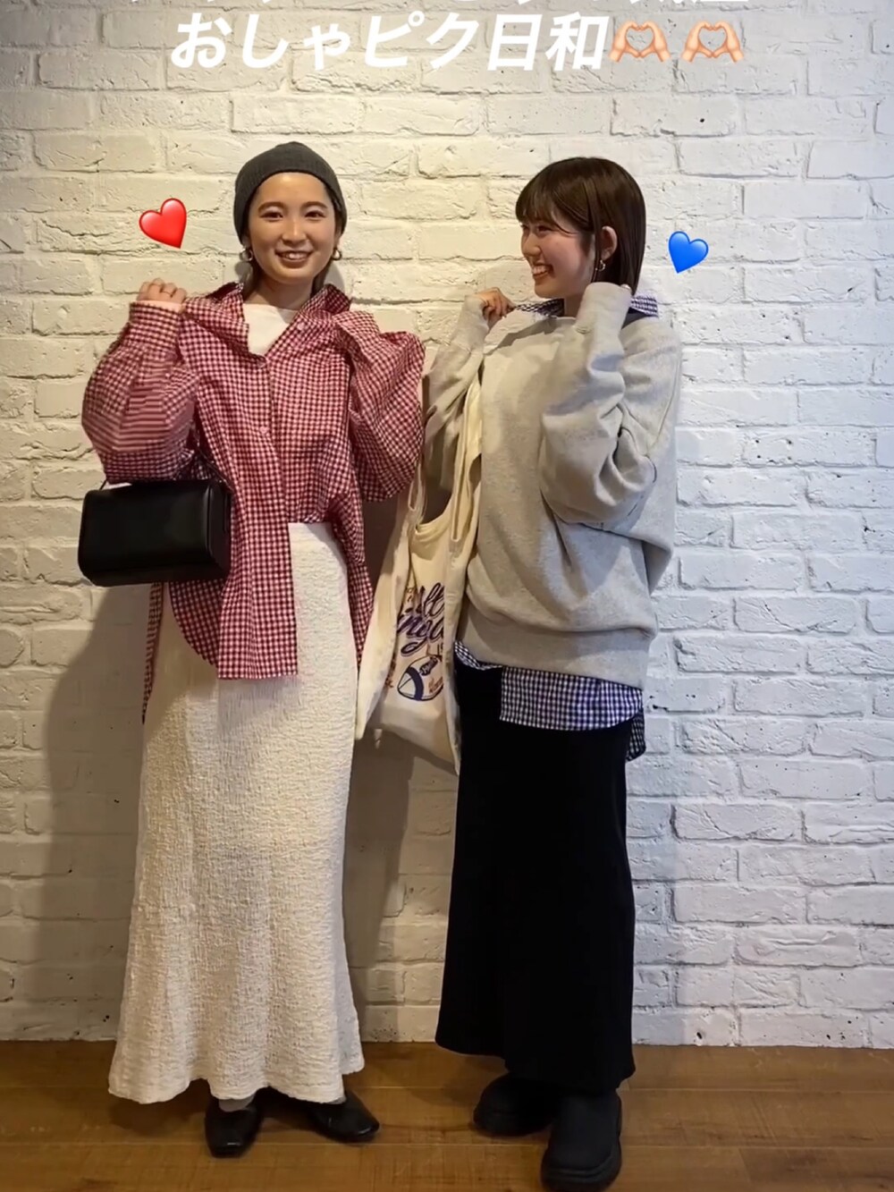 グレー系のスウェット、ブルー系のシャツ/ブラウス、ブラック系のワンピースを着用したレディースの冬コーディネートの2枚目の写真