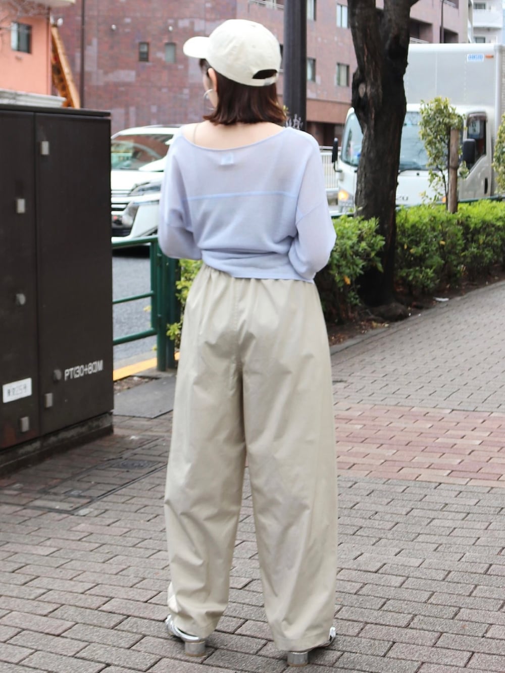 シルバー系のサンダル、グレー系のキャミソール、ブルー系のニット/セーターを着用したレディースの春コーディネートの6枚目の写真