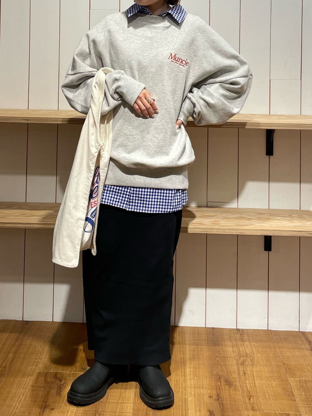 グレー系のスウェット、ブルー系のシャツ/ブラウス、ブラック系のワンピースを着用したレディースの冬コーディネートの6枚目の写真