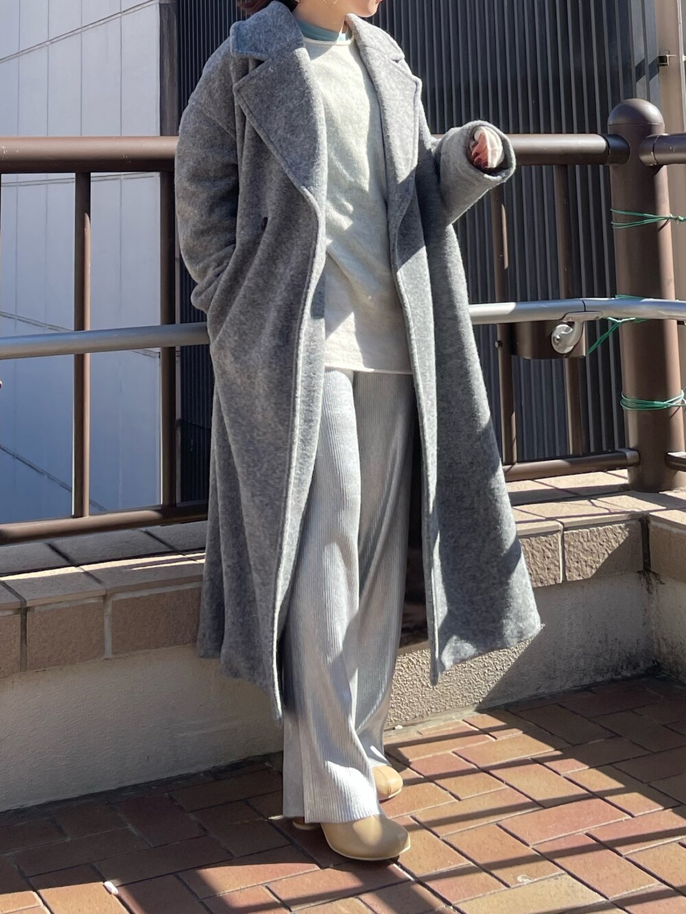 シルバー系のその他パンツ、ベージュ系のブーツ、ブルー系のTシャツ/カットソーを着用したレディースの秋コーディネートの5枚目の写真