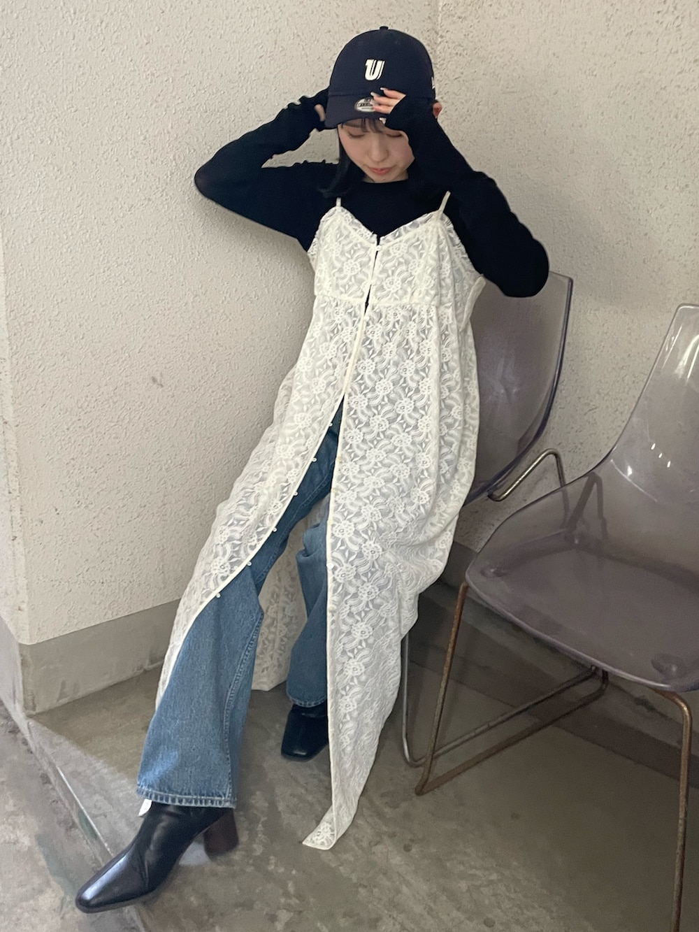 ホワイト系のワンピース、ブラック系のTシャツ/カットソー、ブラック系のブーツを着用したレディースの秋コーディネートの2枚目の写真