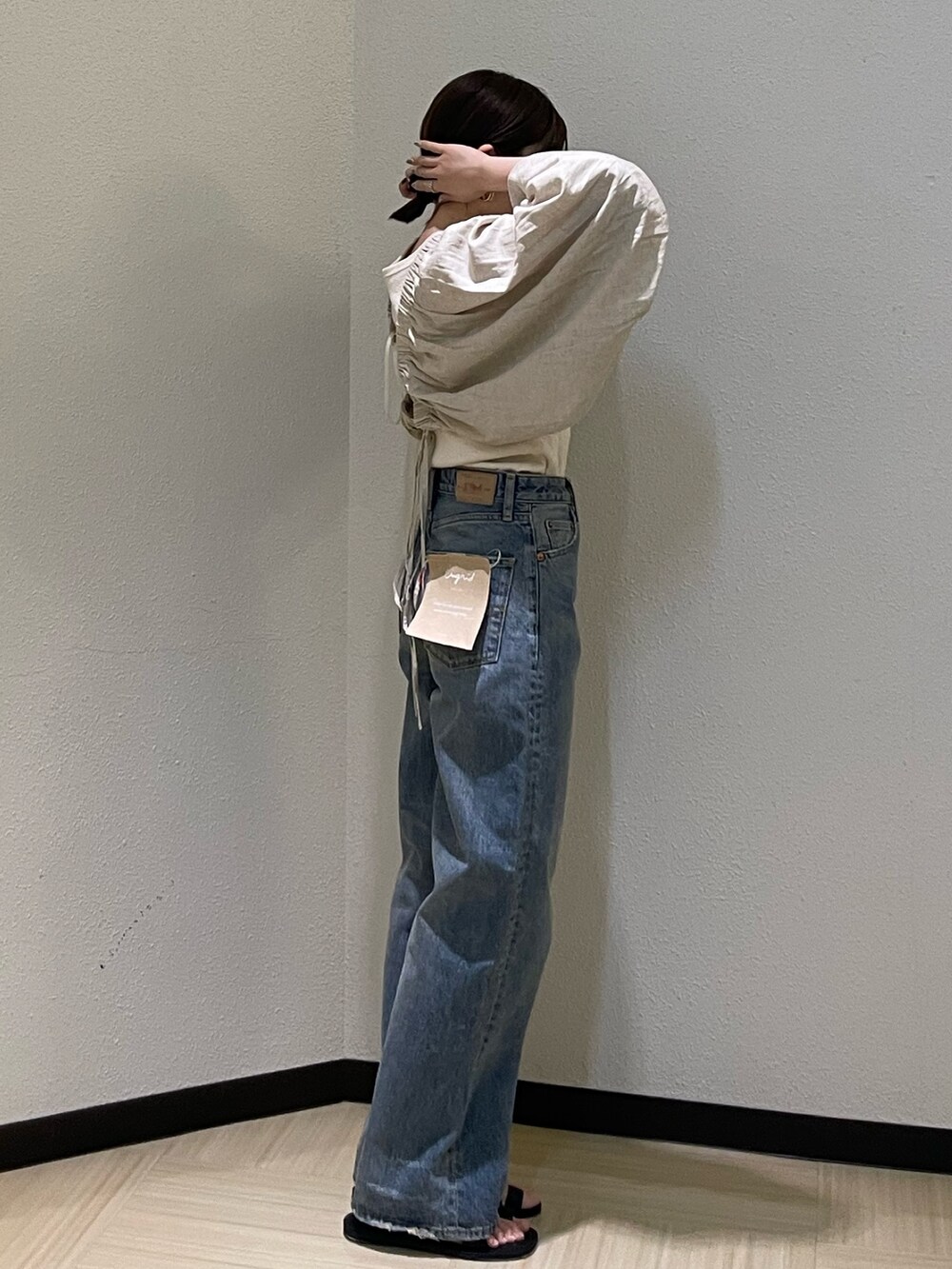 ベージュ系のシャツ/ブラウス、ブルー系のデニムパンツ、ブラック系のサンダルを着用したレディースの春コーディネートの4枚目の写真